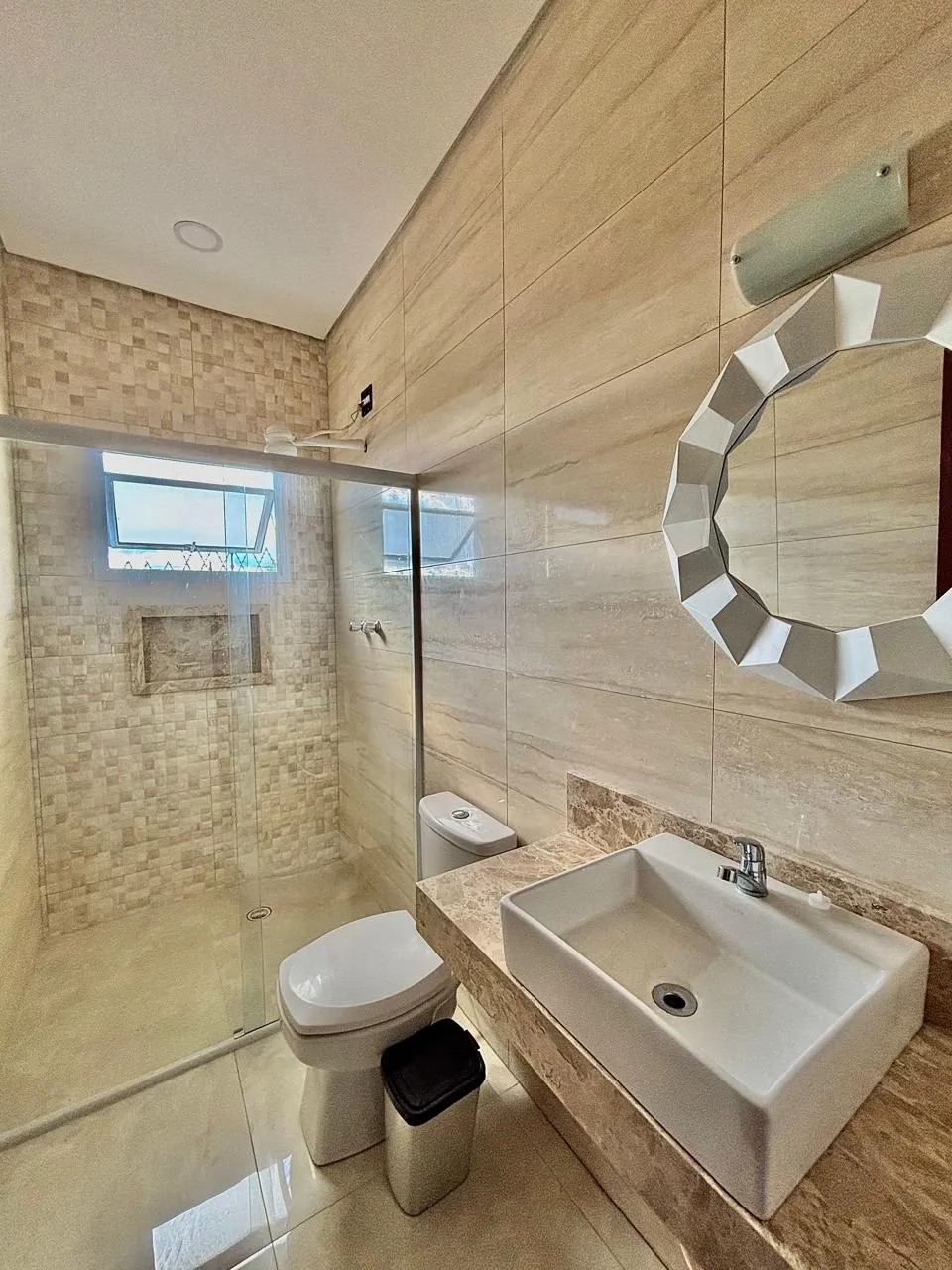 Casa Assobradada à Venda com 3 dormitórios sendo 1 suíte e ampla área gourmet, 118m² em um terreno de 185m² no Condomínio Golden Park Residence 2 em Sorocaba/SP