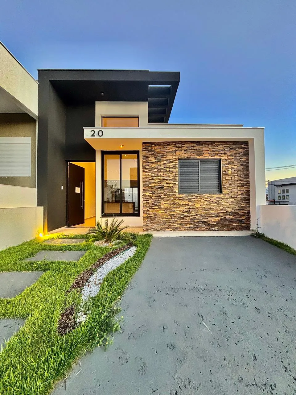 Casa Térrea Moderna à Venda com 3 dormitórios sendo 1 suíte e amplo gourmet com churrasqueira, 115m² em um terreno de 155m² no Condomínio Horto Florestal Villagio em Sorocaba/SP