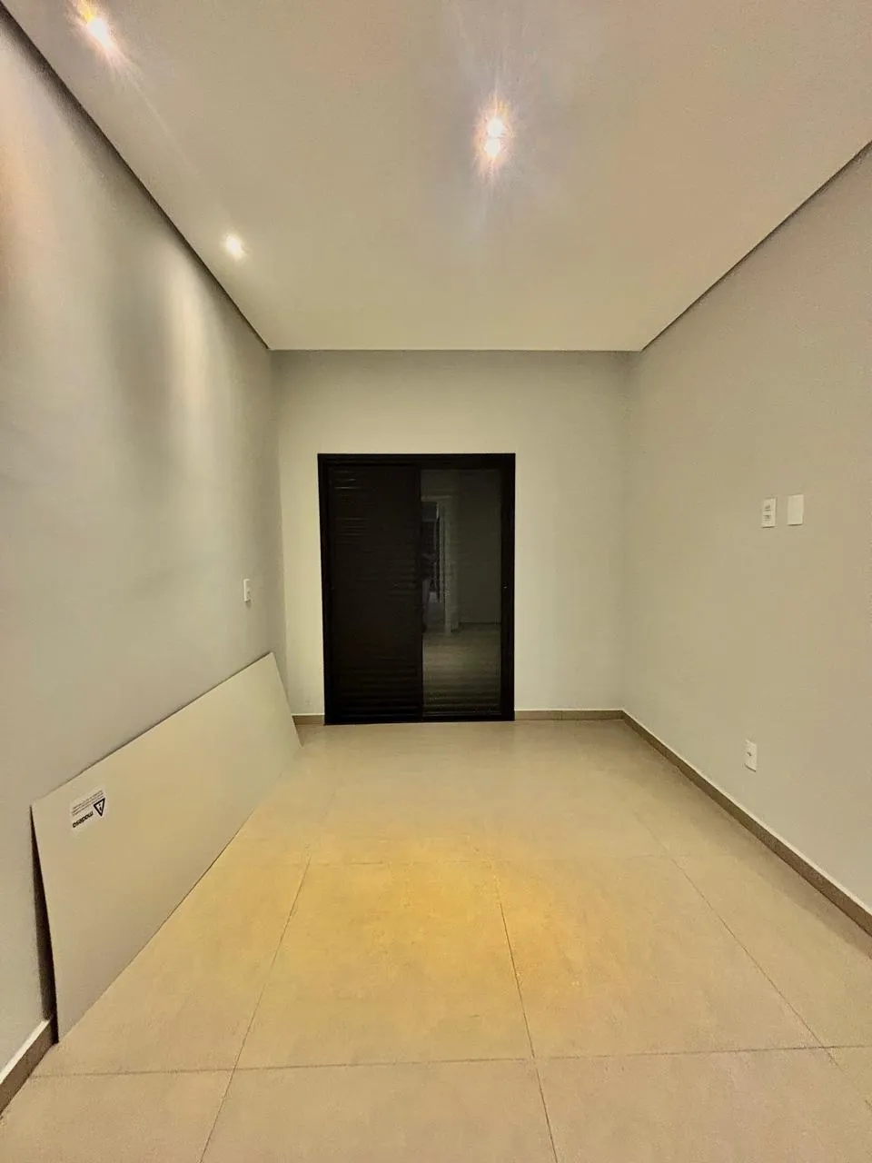 Casa Térrea Moderna à Venda com 3 dormitórios sendo 1 suíte e amplo gourmet com churrasqueira, 115m² em um terreno de 155m² no Condomínio Horto Florestal Villagio em Sorocaba/SP