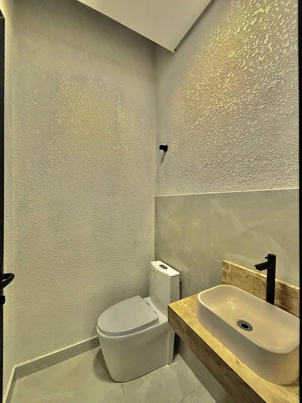Casa Térrea à Venda com 3 dormitórios sendo 1 suíte e área gourmet com piscina, 115m² em um terreno de 151m² no Condomínio Horto Florestal Villagio em Sorocaba/SP