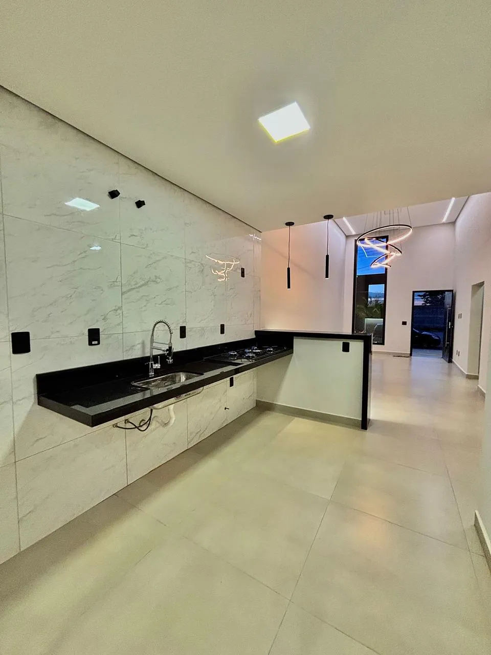 Casa Térrea à Venda com 3 dormitórios sendo 1 suíte e área gourmet com piscina, 115m² em um terreno de 151m² no Condomínio Horto Florestal Villagio em Sorocaba/SP