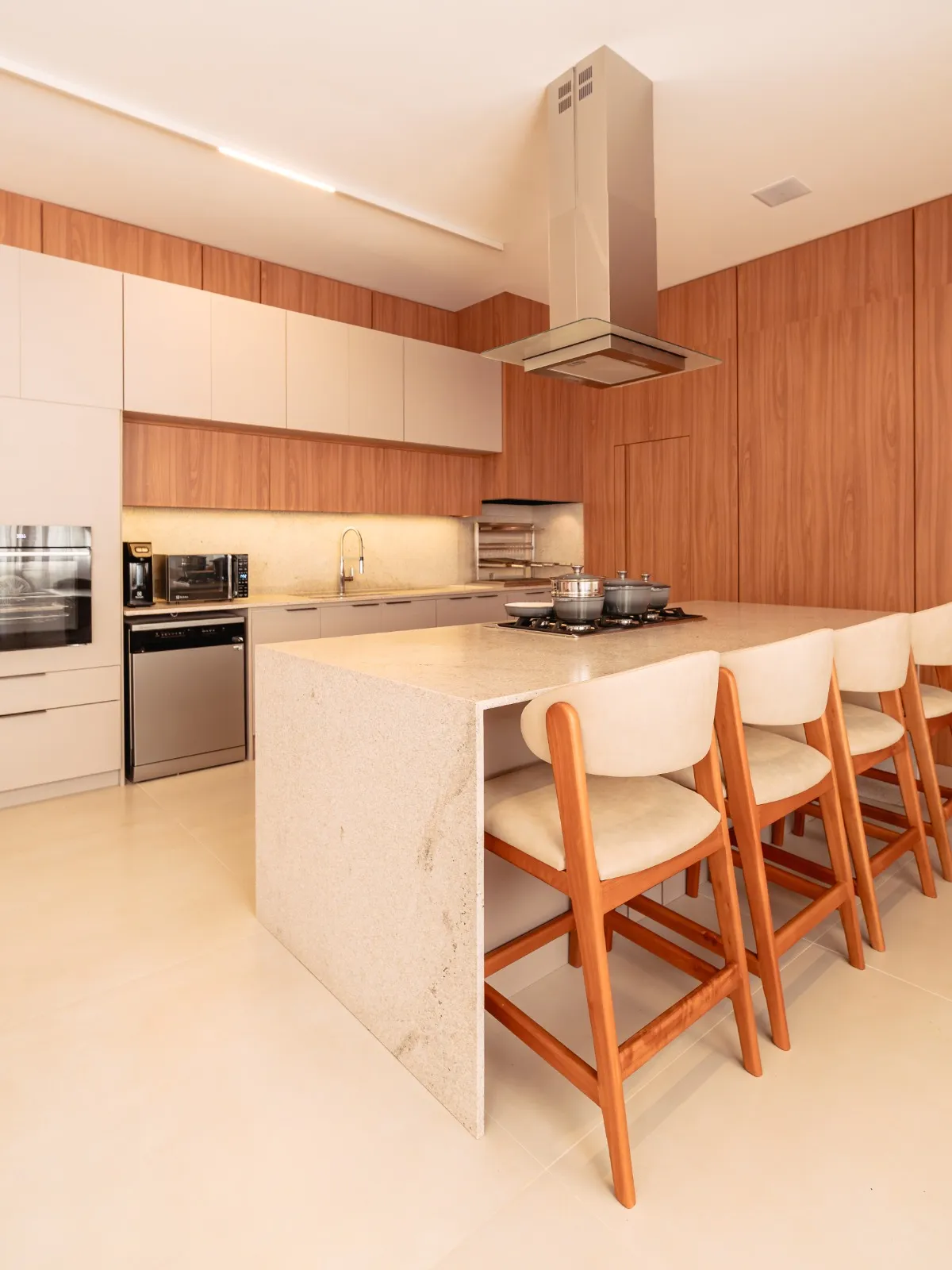 Casa de Alto Padrão à Venda com 3 ampla suítes sendo 1 master, área gourmet com piscina, 375m² em um terreno de 1000m² no Condomínio Fazenda Jequitibá em Sorocaba/SP