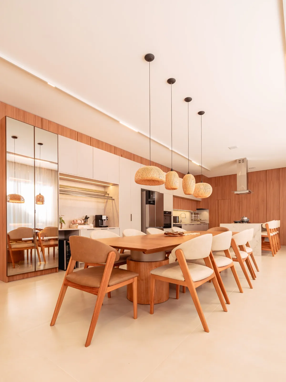 Casa de Alto Padrão à Venda com 3 ampla suítes sendo 1 master, área gourmet com piscina, 375m² em um terreno de 1000m² no Condomínio Fazenda Jequitibá em Sorocaba/SP