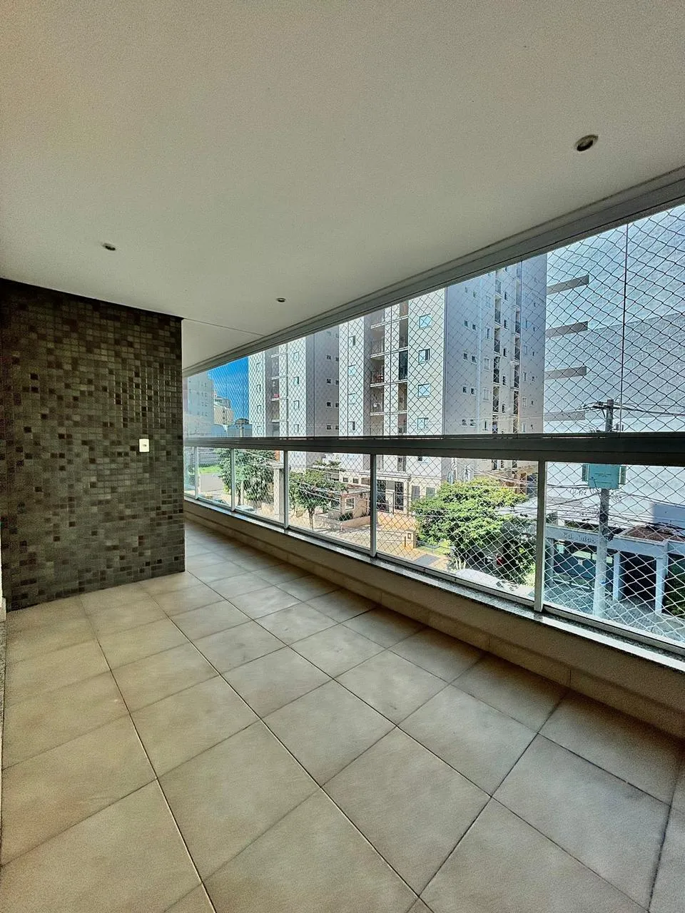 Apartamento Mobiliado para Locação com 3 suítes e ampla área social com varanda gourmet, 136m² no Condomínio Edifício Montanhan em Sorocaba/SP