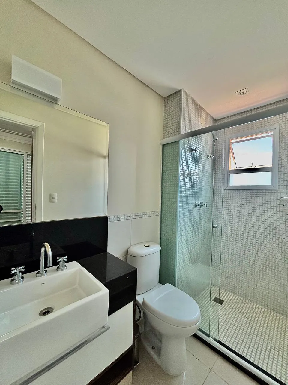 Apartamento Mobiliado para Locação com 3 suítes e ampla área social com varanda gourmet, 136m² no Condomínio Edifício Montanhan em Sorocaba/SP