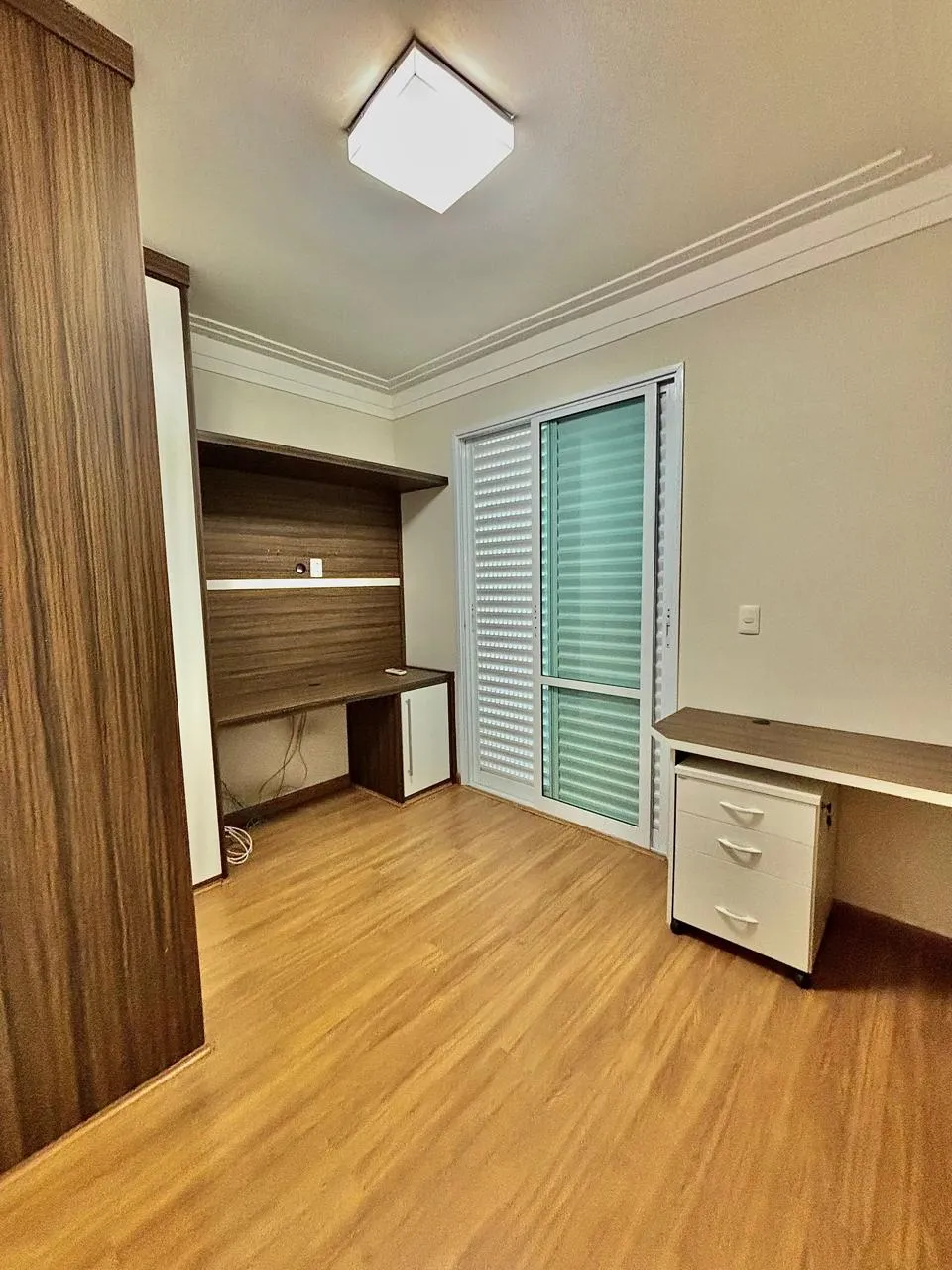 Apartamento Mobiliado para Locação com 3 suítes e ampla área social com varanda gourmet, 136m² no Condomínio Edifício Montanhan em Sorocaba/SP