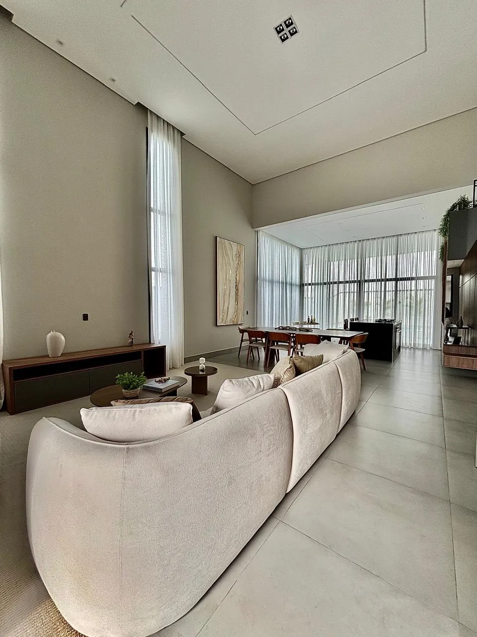 Casa Mobiliada à Venda com 3 suítes, escritório e área gourmet com piscina, 239m² em um terreno de 450m² no Alphaville Nova Esplanada 4 em Votorantim/SP