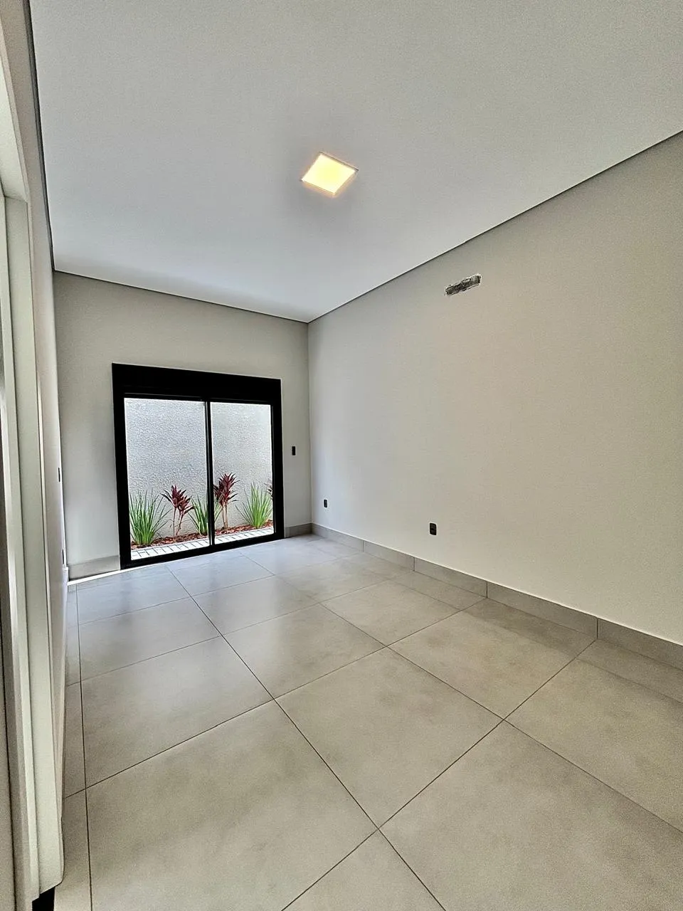 Casa Mobiliada à Venda com 3 suítes, escritório e área gourmet com piscina, 239m² em um terreno de 450m² no Alphaville Nova Esplanada 4 em Votorantim/SP