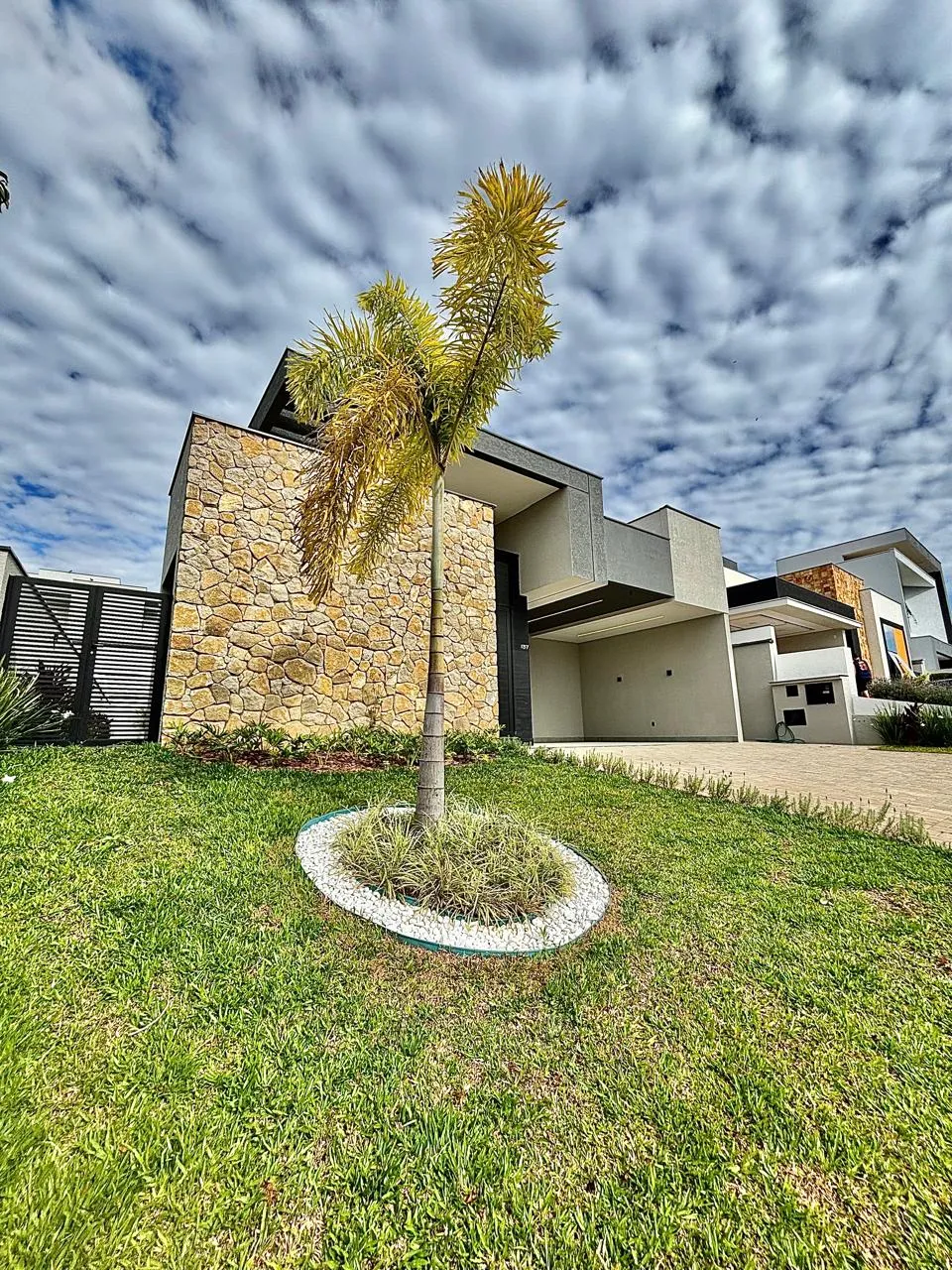 Casa Mobiliada à Venda com 3 suítes, escritório e área gourmet com piscina, 239m² em um terreno de 450m² no Alphaville Nova Esplanada 4 em Votorantim/SP