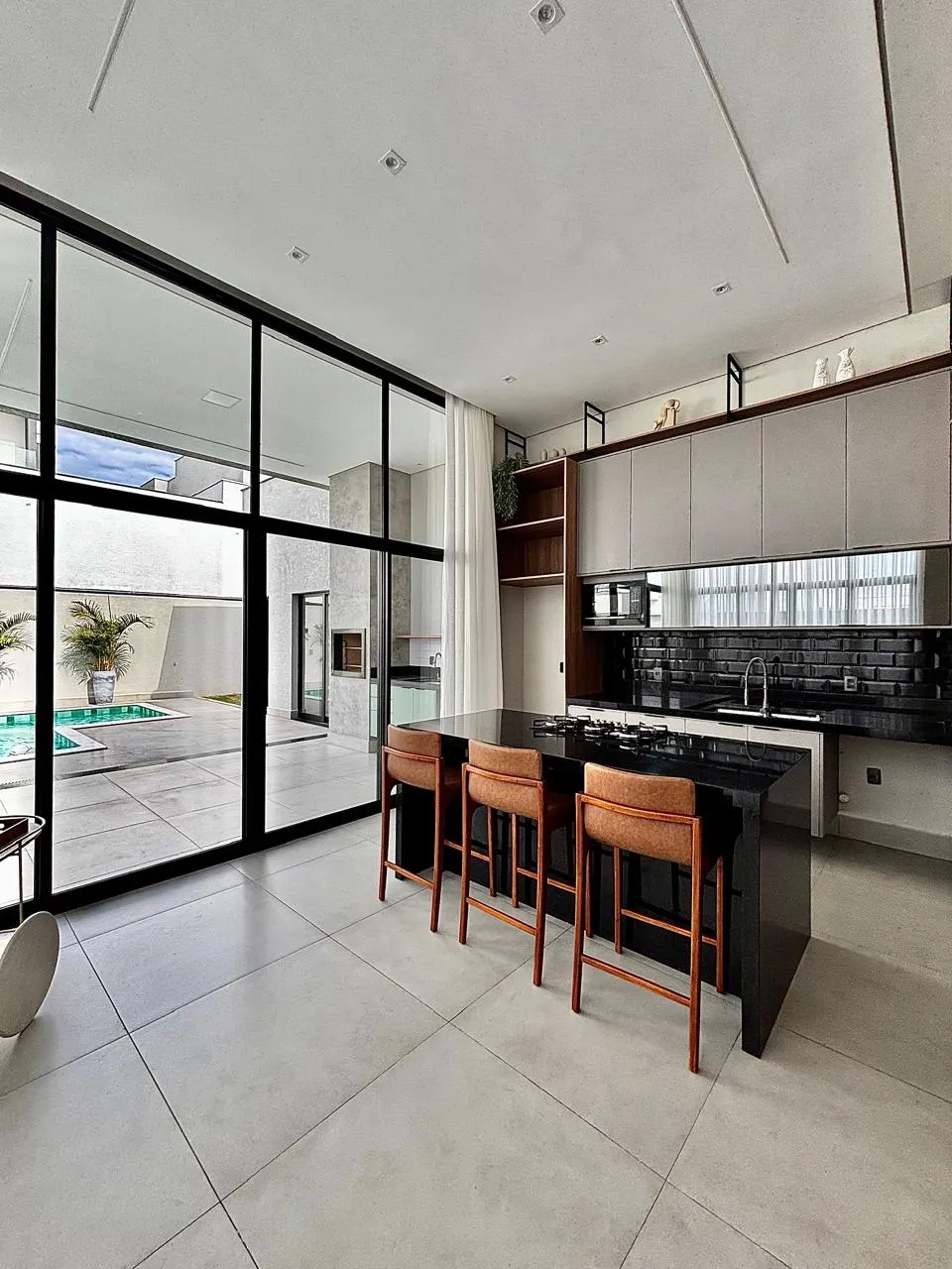 Casa Mobiliada à Venda com 3 suítes, escritório e área gourmet com piscina, 239m² em um terreno de 450m² no Alphaville Nova Esplanada 4 em Votorantim/SP