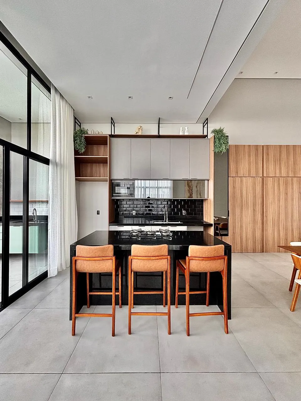 Casa Mobiliada à Venda com 3 suítes, escritório e área gourmet com piscina, 239m² em um terreno de 450m² no Alphaville Nova Esplanada 4 em Votorantim/SP