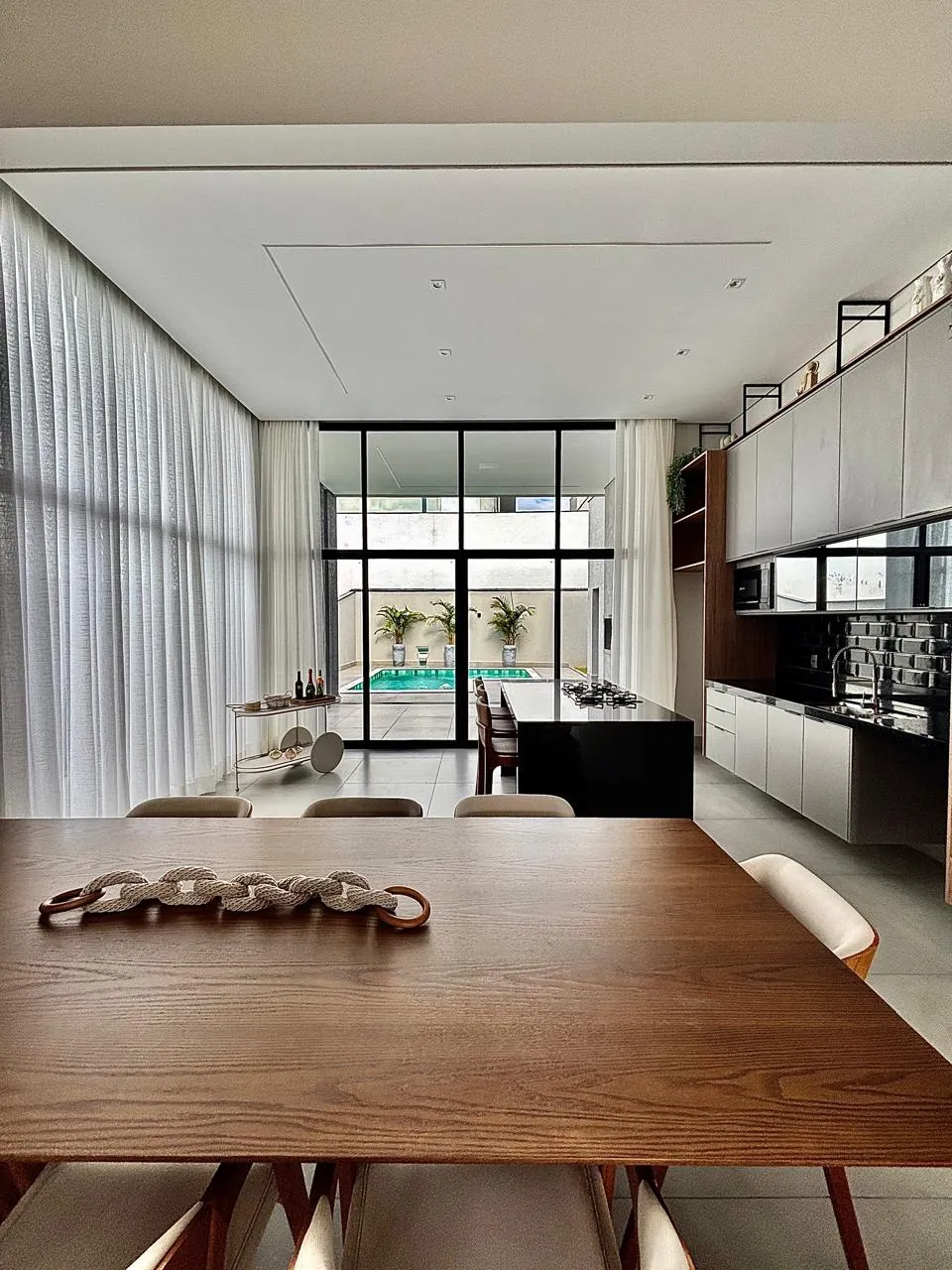Casa Mobiliada à Venda com 3 suítes, escritório e área gourmet com piscina, 239m² em um terreno de 450m² no Alphaville Nova Esplanada 4 em Votorantim/SP
