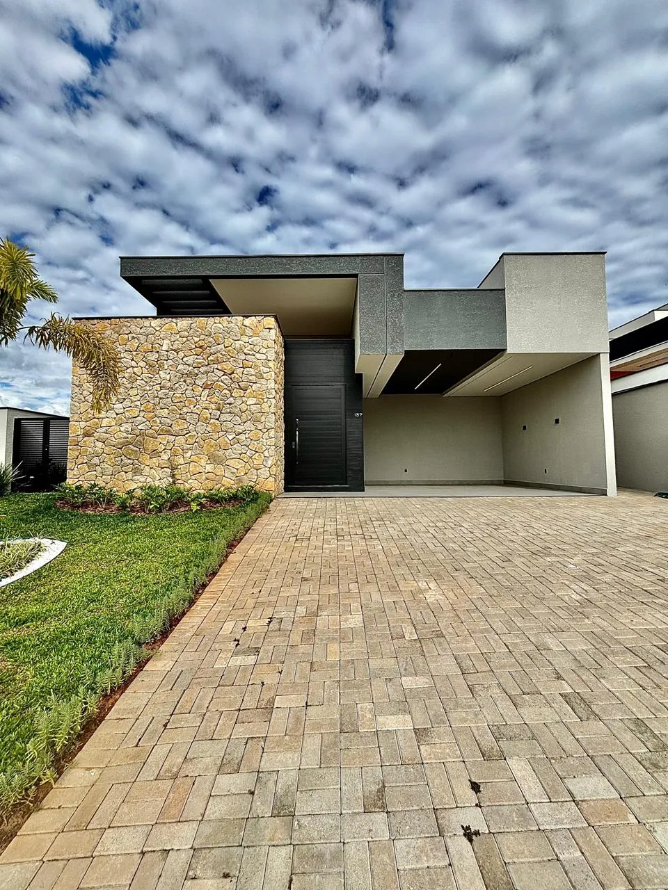 Casa Mobiliada à Venda com 3 suítes, escritório e área gourmet com piscina, 239m² em um terreno de 450m² no Alphaville Nova Esplanada 4 em Votorantim/SP