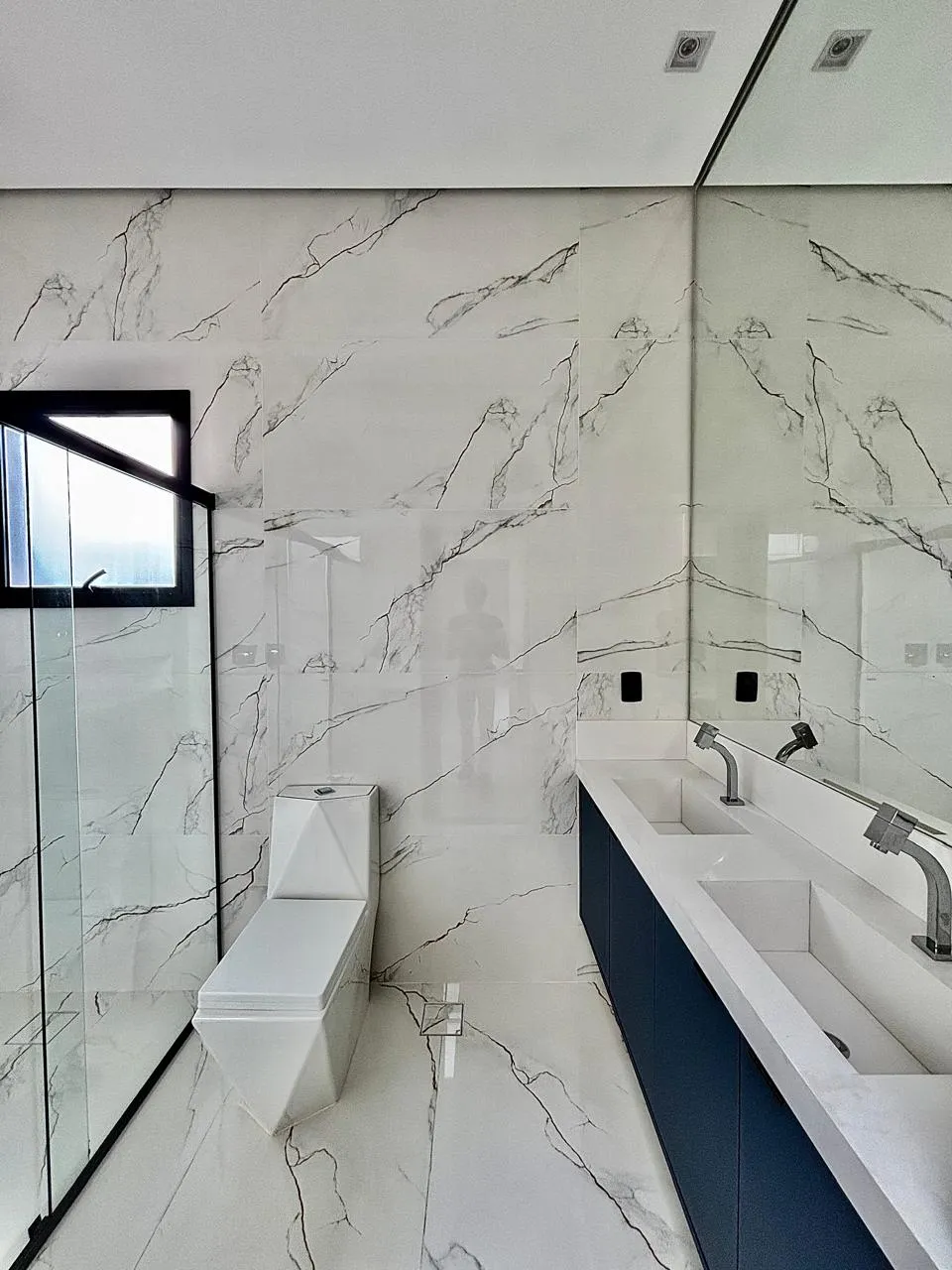 Casa Mobiliada à Venda com 3 suítes, escritório e área gourmet com piscina, 239m² em um terreno de 450m² no Alphaville Nova Esplanada 4 em Votorantim/SP