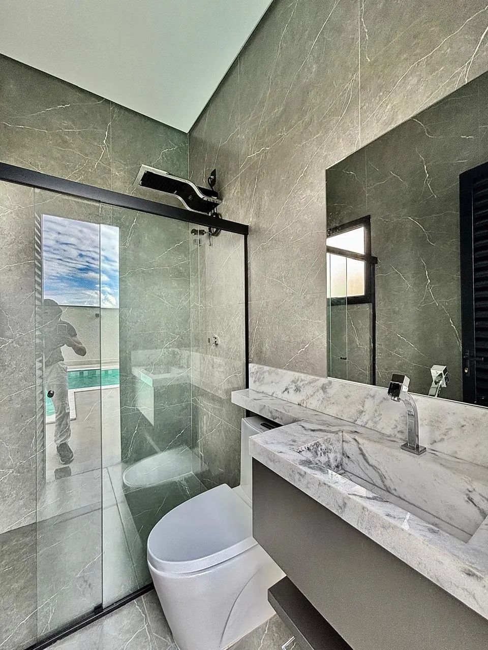Casa Mobiliada à Venda com 3 suítes, escritório e área gourmet com piscina, 239m² em um terreno de 450m² no Alphaville Nova Esplanada 4 em Votorantim/SP