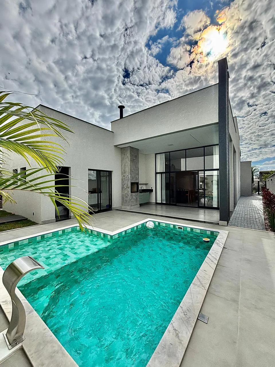 Casa Mobiliada à Venda com 3 suítes, escritório e área gourmet com piscina, 239m² em um terreno de 450m² no Alphaville Nova Esplanada 4 em Votorantim/SP