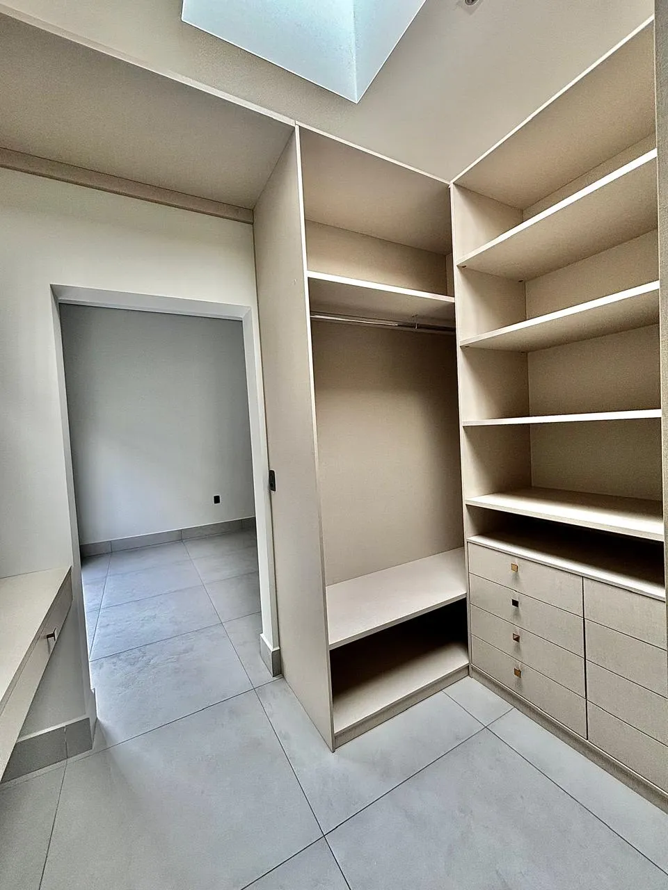 Casa Mobiliada à Venda com 3 suítes, escritório e área gourmet com piscina, 239m² em um terreno de 450m² no Alphaville Nova Esplanada 4 em Votorantim/SP