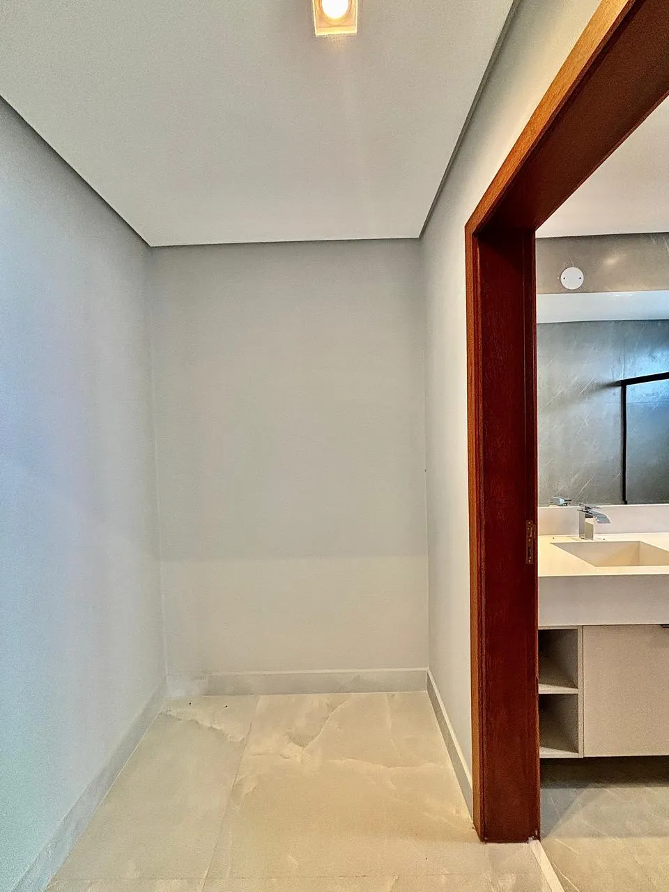 Casa Térrea à Venda com 5 suítes, área gourmet com piscina e amplo gramado, 630m² em um terreno de 1.000m² no Condomínio Fazenda Imperial em Sorocaba/SP