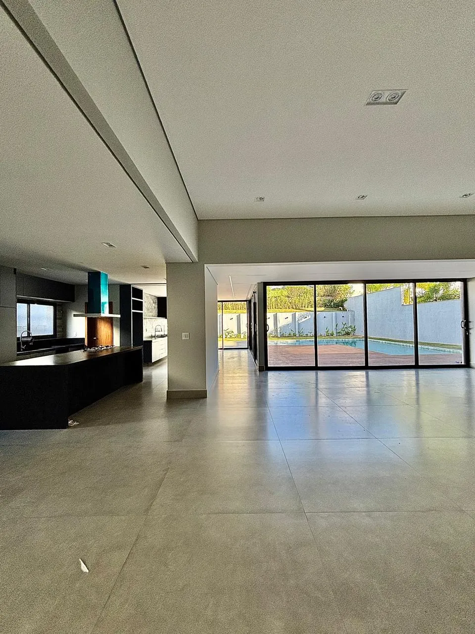 Casa Térrea à Venda com 5 suítes, área gourmet com piscina e amplo gramado, 630m² em um terreno de 1.000m² no Condomínio Fazenda Imperial em Sorocaba/SP
