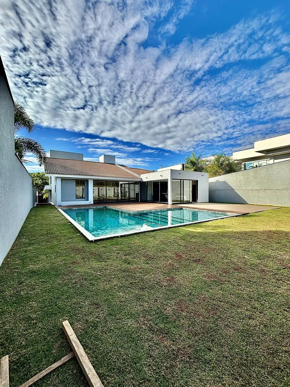 Casa Térrea à Venda com 5 suítes, área gourmet com piscina e amplo gramado, 630m² em um terreno de 1.000m² no Condomínio Fazenda Imperial em Sorocaba/SP