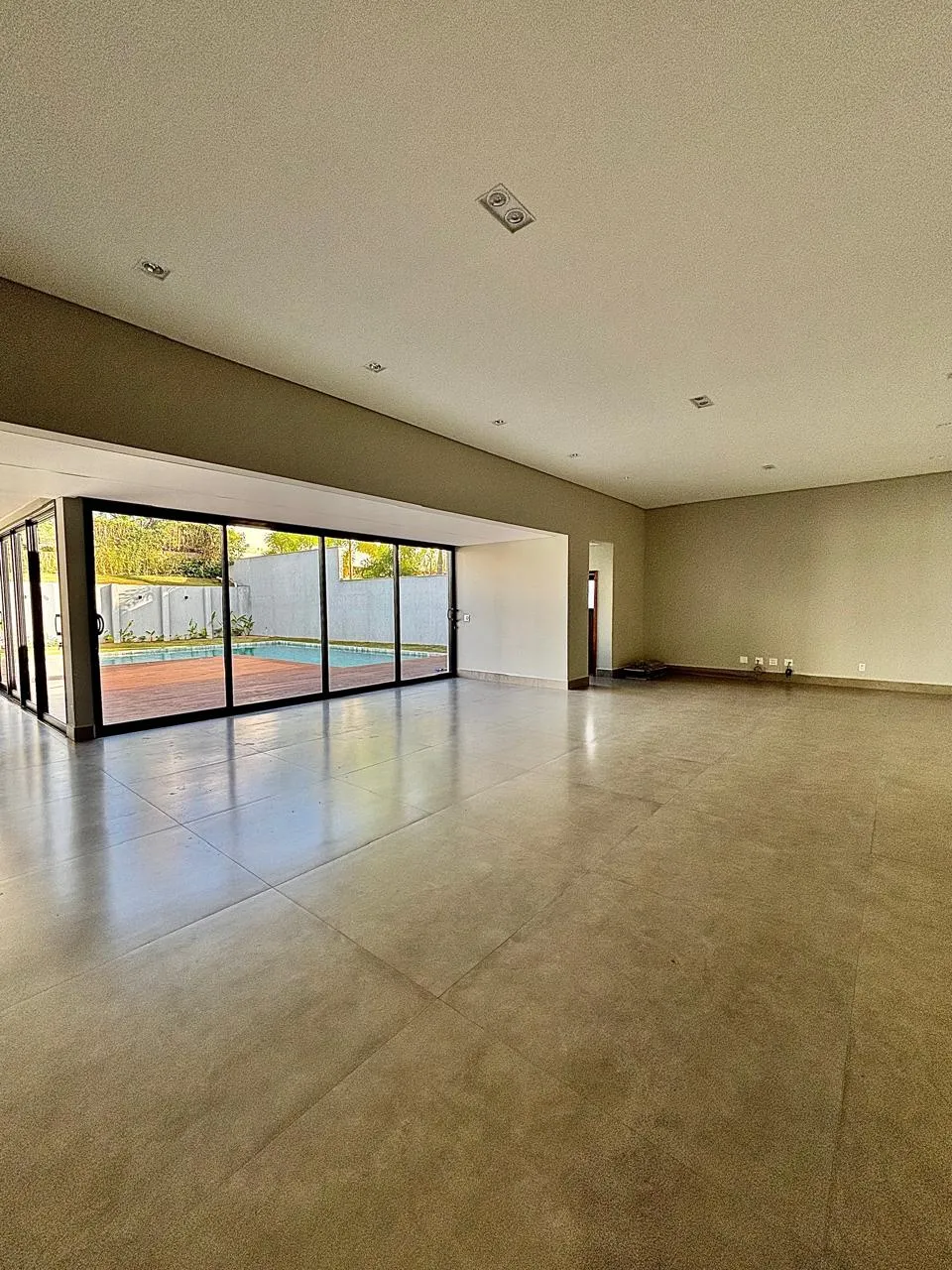 Casa Térrea à Venda com 5 suítes, área gourmet com piscina e amplo gramado, 630m² em um terreno de 1.000m² no Condomínio Fazenda Imperial em Sorocaba/SP