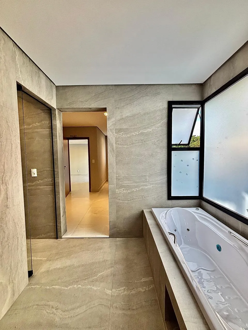 Casa Térrea à Venda com 5 suítes, área gourmet com piscina e amplo gramado, 630m² em um terreno de 1.000m² no Condomínio Fazenda Imperial em Sorocaba/SP
