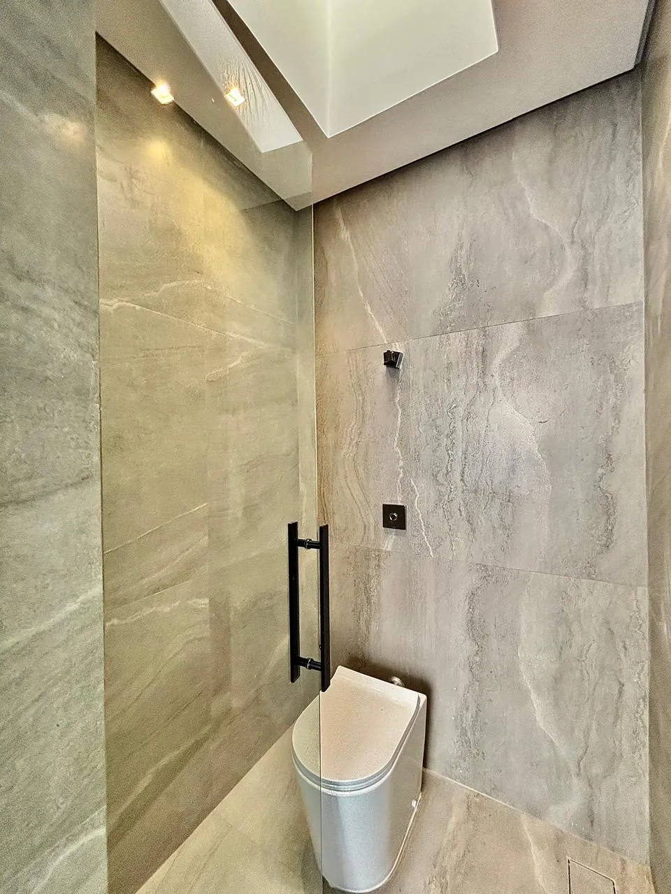 Casa Térrea à Venda com 5 suítes, área gourmet com piscina e amplo gramado, 630m² em um terreno de 1.000m² no Condomínio Fazenda Imperial em Sorocaba/SP