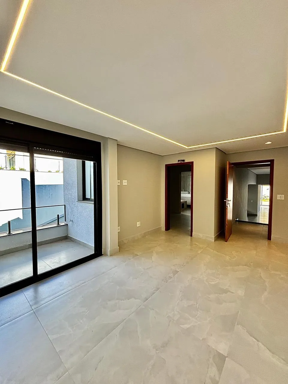 Casa Térrea à Venda com 5 suítes, área gourmet com piscina e amplo gramado, 630m² em um terreno de 1.000m² no Condomínio Fazenda Imperial em Sorocaba/SP