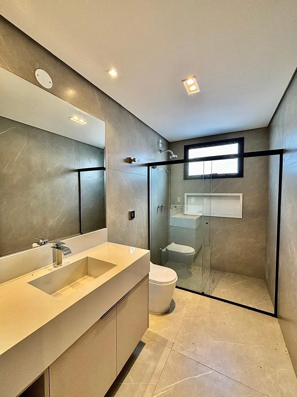 Casa Térrea à Venda com 5 suítes, área gourmet com piscina e amplo gramado, 630m² em um terreno de 1.000m² no Condomínio Fazenda Imperial em Sorocaba/SP