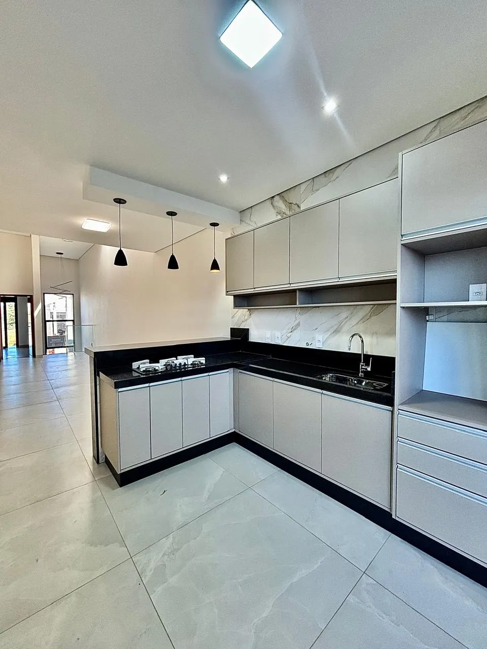 Casa Assobradada à Venda com 3 suítes, escritório, sala de tv e área gourmet com piscina, 219m² em um terreno de 200m² no Condomínio Villagio Wanel em Sorocaba/SP