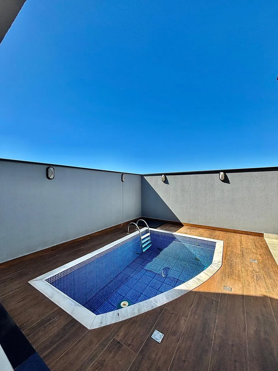Casa Assobradada à Venda com 3 suítes, escritório, sala de tv e área gourmet com piscina, 219m² em um terreno de 200m² no Condomínio Villagio Wanel em Sorocaba/SP