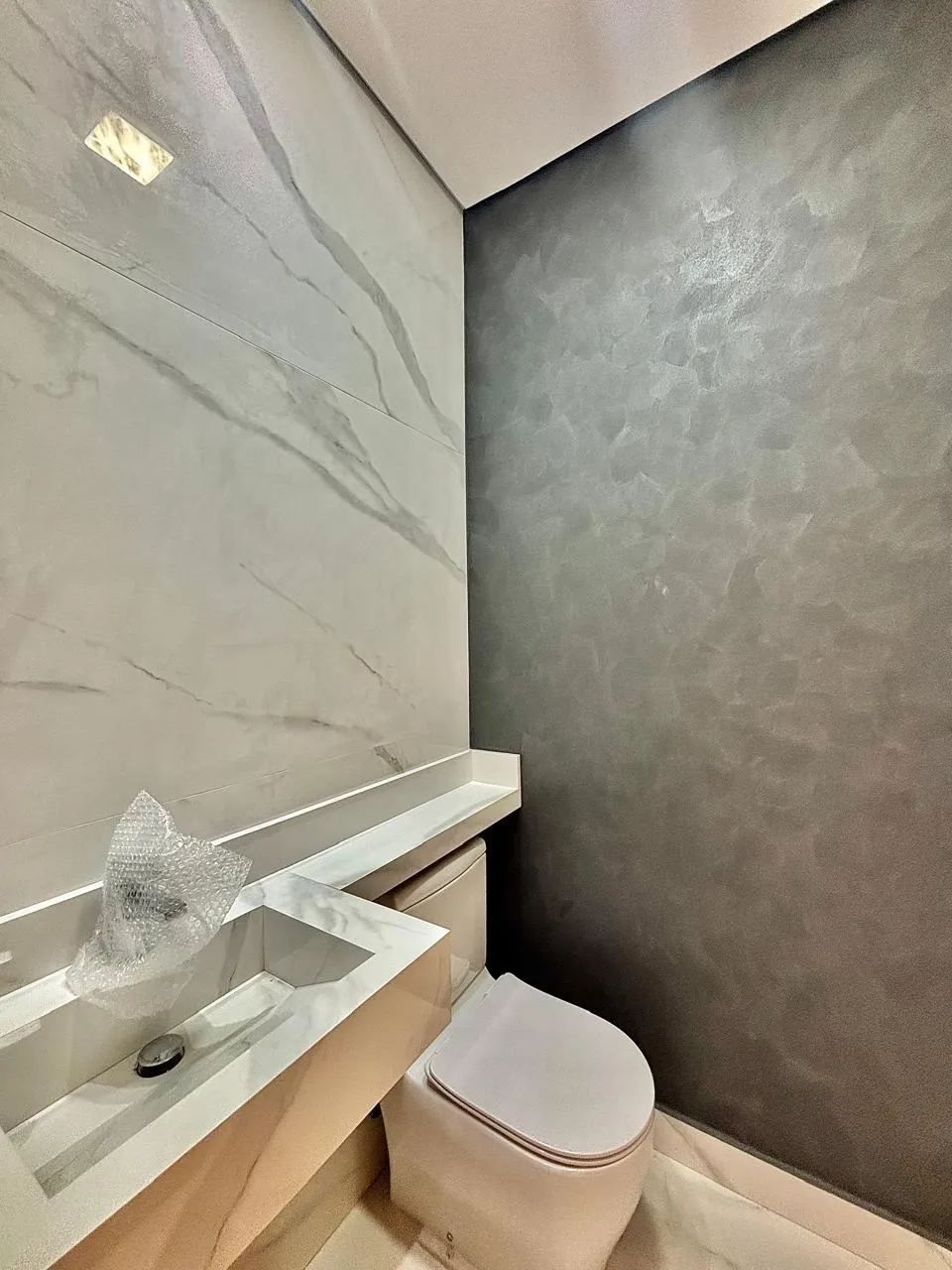 Casa Assobradada à Venda com 3 suítes, escritório, sala de tv e área gourmet com piscina, 219m² em um terreno de 200m² no Condomínio Villagio Wanel em Sorocaba/SP