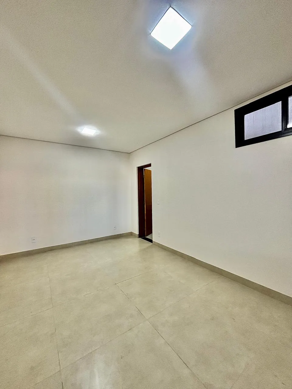 Casa Assobradada à Venda com 3 suítes, escritório, sala de tv e área gourmet com piscina, 219m² em um terreno de 200m² no Condomínio Villagio Wanel em Sorocaba/SP
