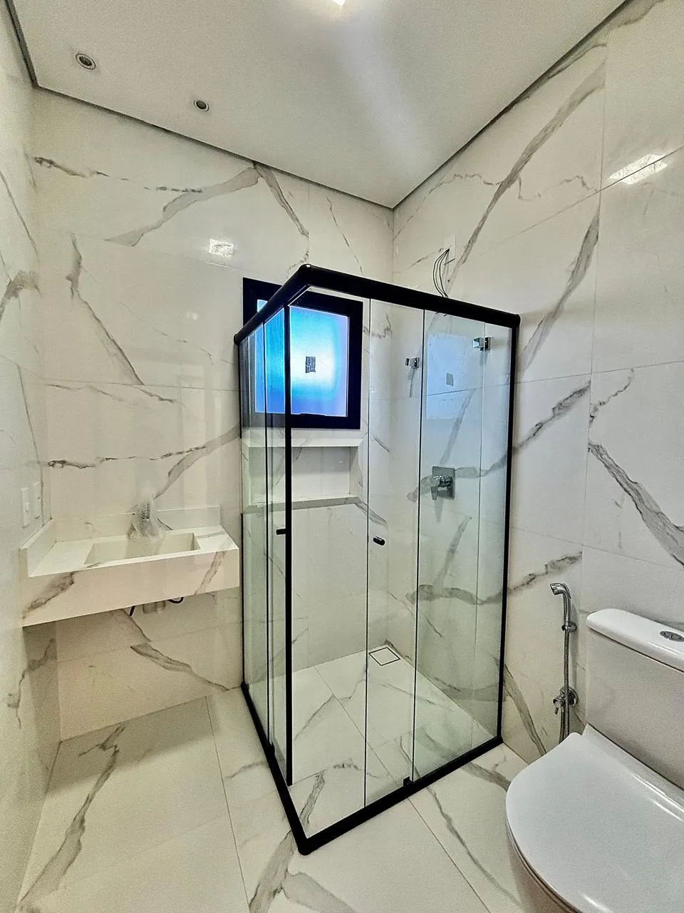 Casa Assobradada à Venda com 3 suítes, escritório, sala de tv e área gourmet com piscina, 219m² em um terreno de 200m² no Condomínio Villagio Wanel em Sorocaba/SP