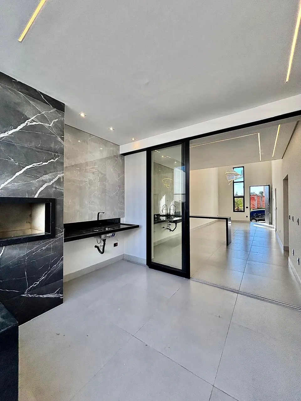 Casa Térrea à Venda com 3 dormitórios sendo 1 suíte e ampla área gourmet com piscina, 125m² em um terreno de 154m² no Condomínio Horto Florestal Villagio em Sorocaba/SP