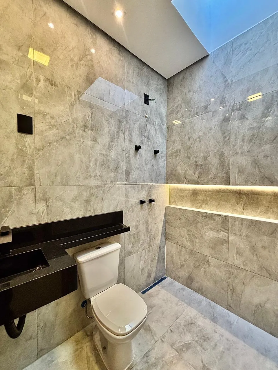 Casa Térrea à Venda com 3 dormitórios sendo 1 suíte e ampla área gourmet com piscina, 125m² em um terreno de 154m² no Condomínio Horto Florestal Villagio em Sorocaba/SP