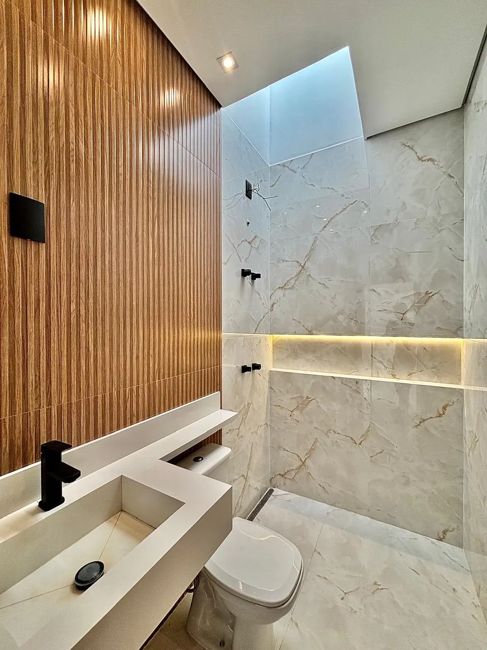 Casa Térrea à Venda com 3 dormitórios sendo 1 suíte e ampla área gourmet com piscina, 125m² em um terreno de 154m² no Condomínio Horto Florestal Villagio em Sorocaba/SP