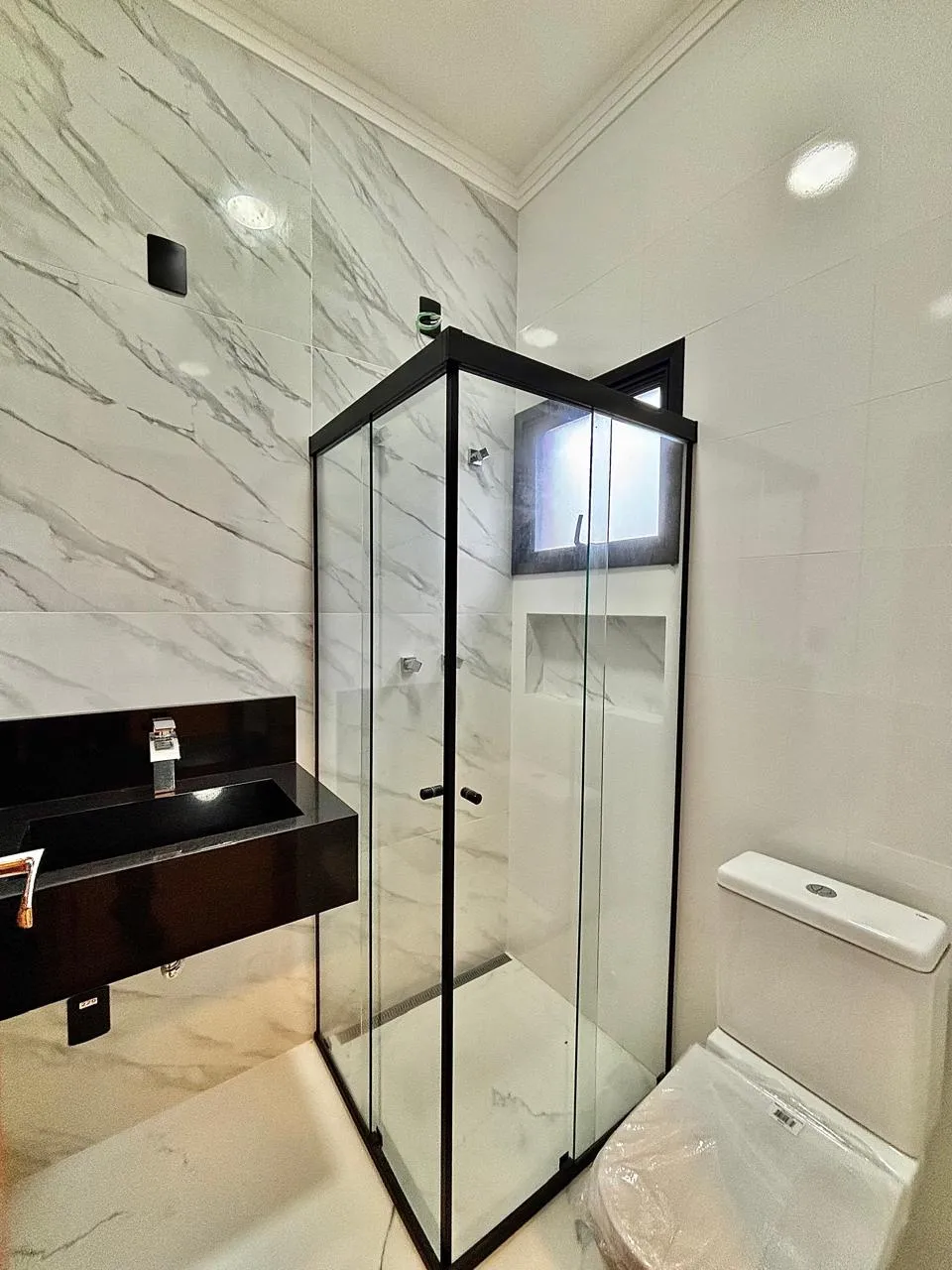 Casa Térrea à Venda com 3 suítes, escritório e ampla área gourmet com churrasqueira, 145m² em um terreno de 200m² no Condomínio Helena Maria em Sorocaba/SP