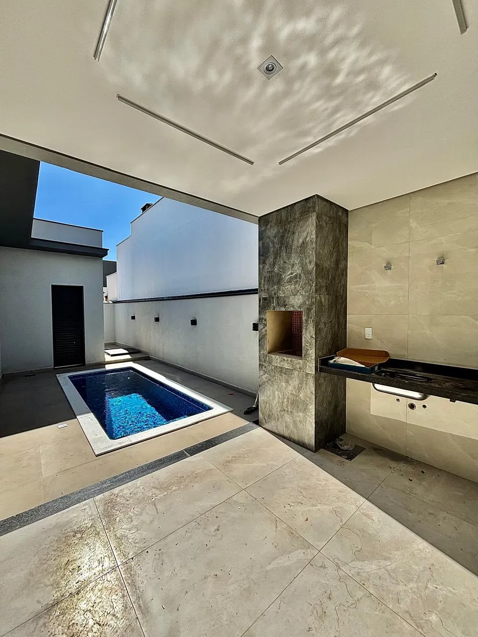 Casa Térrea à Venda com 3 dormitórios sendo 1 suíte e ampla área gourmet com piscina, 133m² em um terreno de 200m² no Condomínio Villagio Milano em Sorocaba/SP