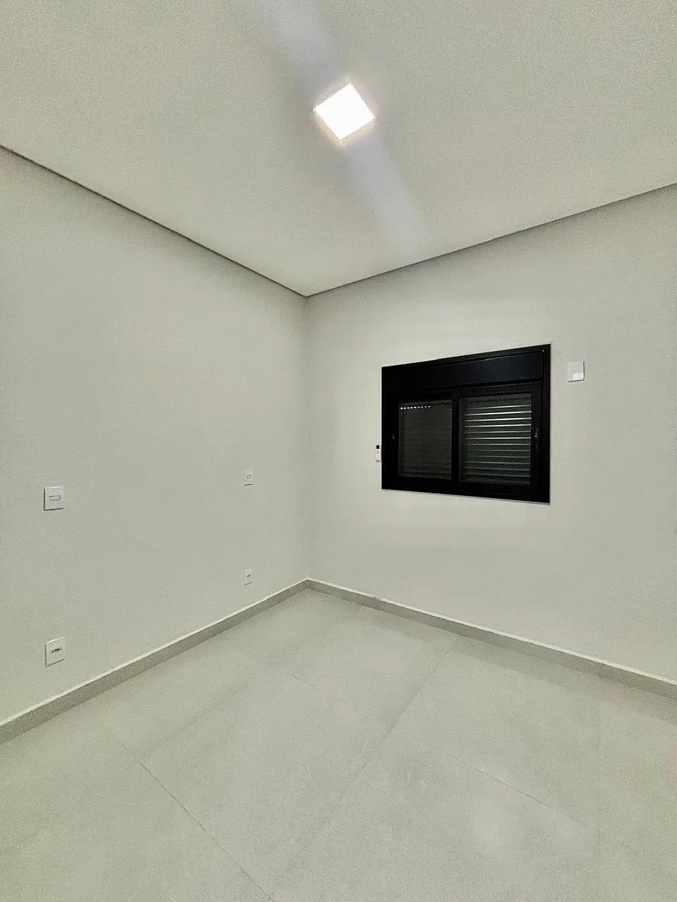 Casa Térrea à Venda com 3 dormitórios sendo 1 suíte e ampla área gourmet com churrasqueira, 105m² em um terreno de 154m² no Condomínio Villagio Ipanema 1 em Sorocaba/SP