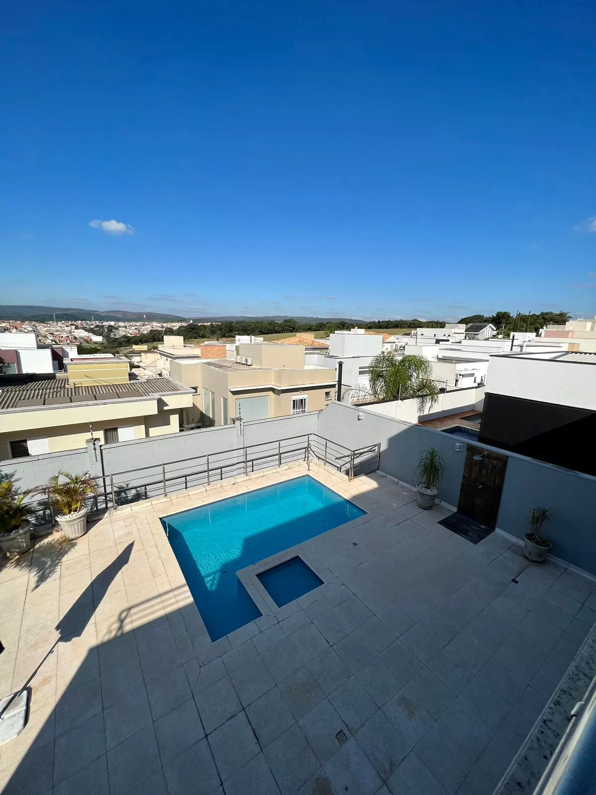 Sobrado à Venda ou Locação com 4 suítes, móveis planejados e piscina, 432m² em Votorantim/SP no Condomínio Alphaville Nova Esplanada