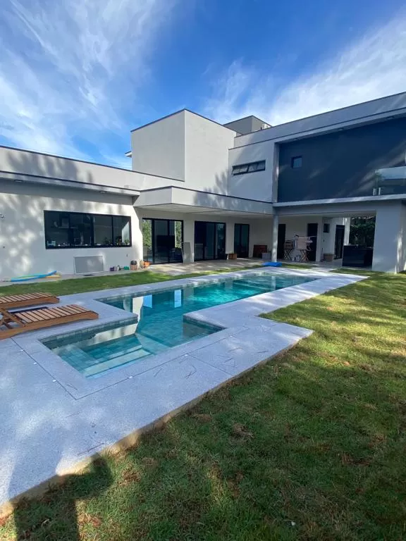 Sobrado à Venda com 4 quartos, 1 suíte e piscina, 304m² em Sorocaba/SP no Condomínio Vale do Lago