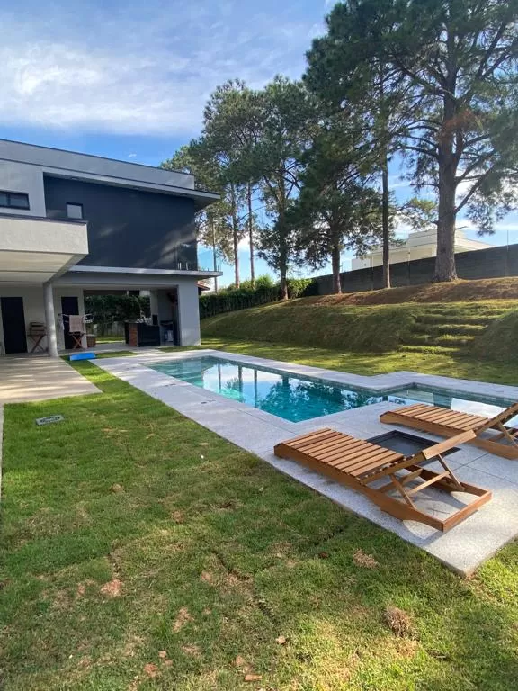 Sobrado à Venda com 4 quartos, 1 suíte e piscina, 304m² em Sorocaba/SP no Condomínio Vale do Lago