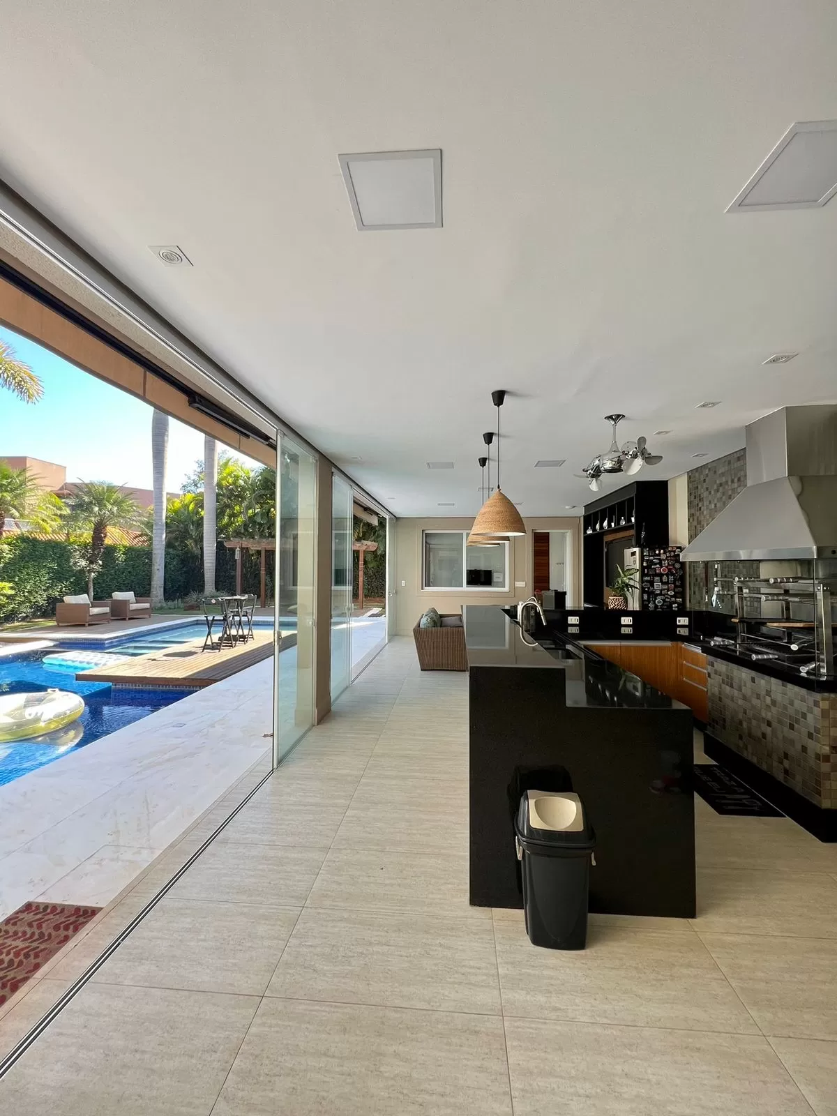 Mansão de Esquina com 4 suítes, escritório e piscina, 542m² entre Araçoiaba da Serra/SP e Sorocaba/SP no Condomínio Lago Azul