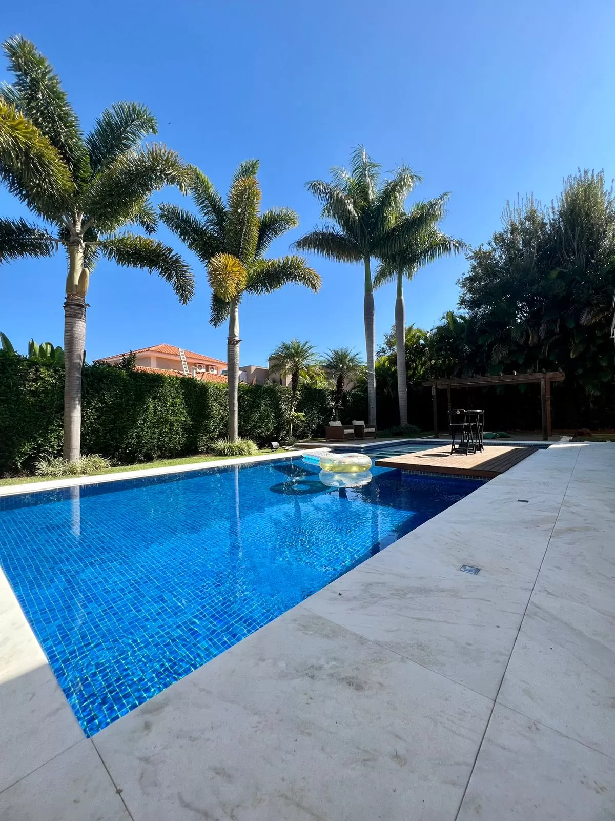 Mansão de Esquina com 4 suítes, escritório e piscina, 542m² entre Araçoiaba da Serra/SP e Sorocaba/SP no Condomínio Lago Azul