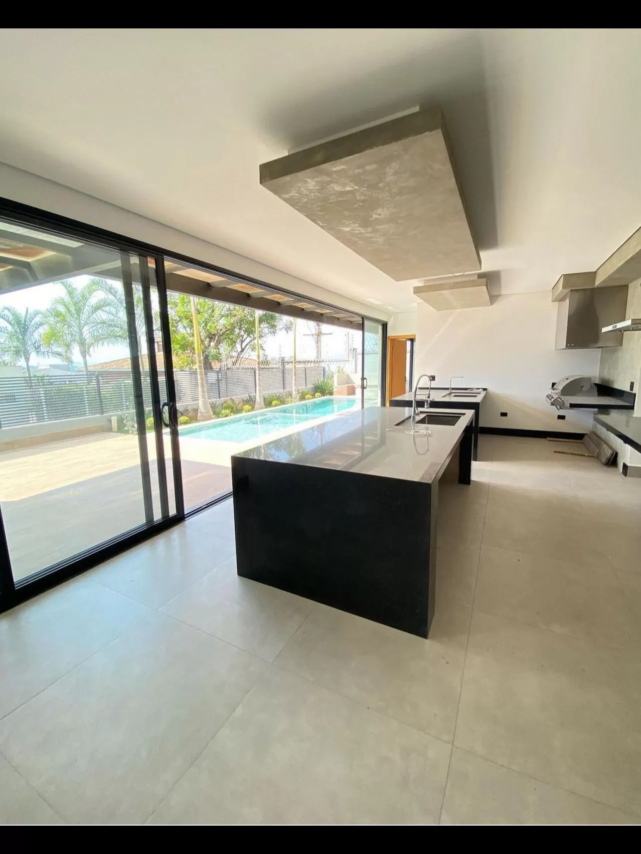 Sobrado à Venda com 4 suítes, home office e piscina, 380m² em Votorantim/SP no Condomínio Alphaville Nova Esplanada