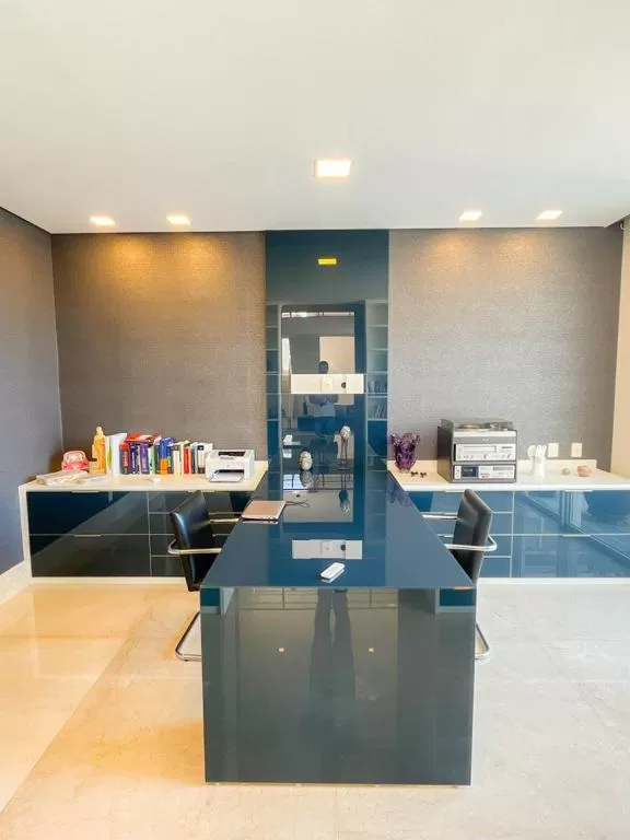 Mansão à Venda com 4 suítes, piscina, home theater e home-office, 748m² em Votorantim/SP no Condomínio Alphaville Nova Esplanada