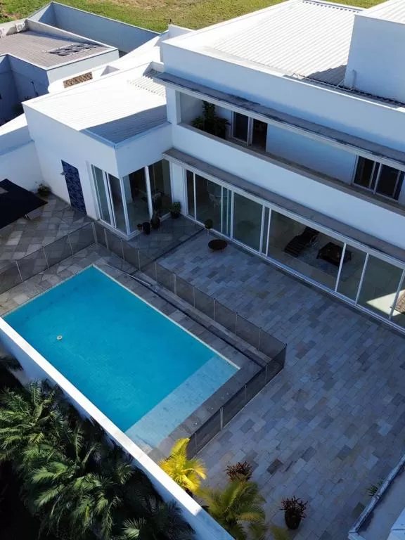 Mansão à Venda com 4 suítes, piscina, home theater e home-office, 748m² em Votorantim/SP no Condomínio Alphaville Nova Esplanada