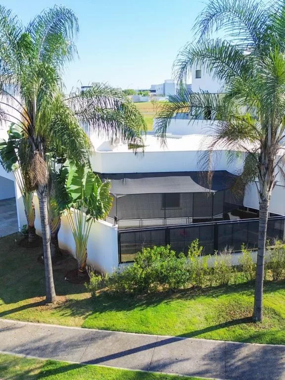 Mansão à Venda com 4 suítes, piscina, home theater e home-office, 748m² em Votorantim/SP no Condomínio Alphaville Nova Esplanada