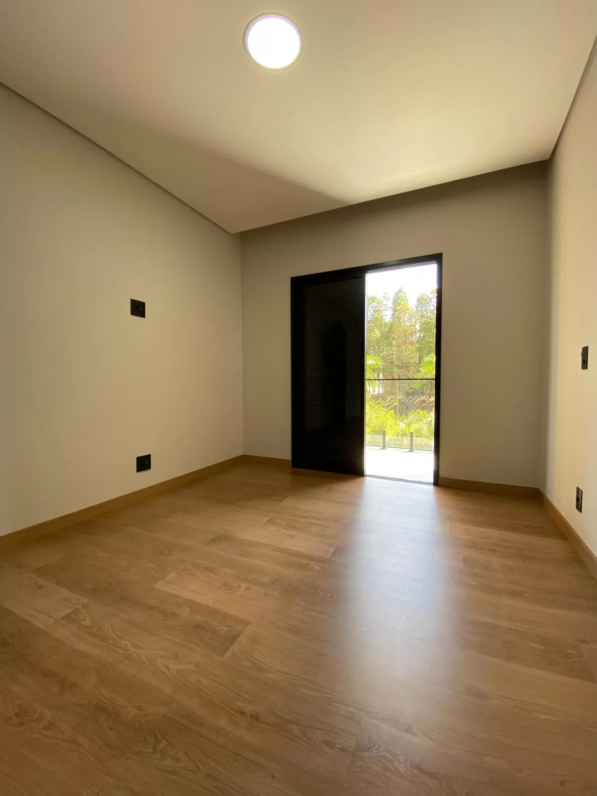 Sobrado de Esquina com Vista para Mata à Venda com 3 suítes, escritório e piscina, 225m² em Sorocaba/SP no Condomínio Sunlake